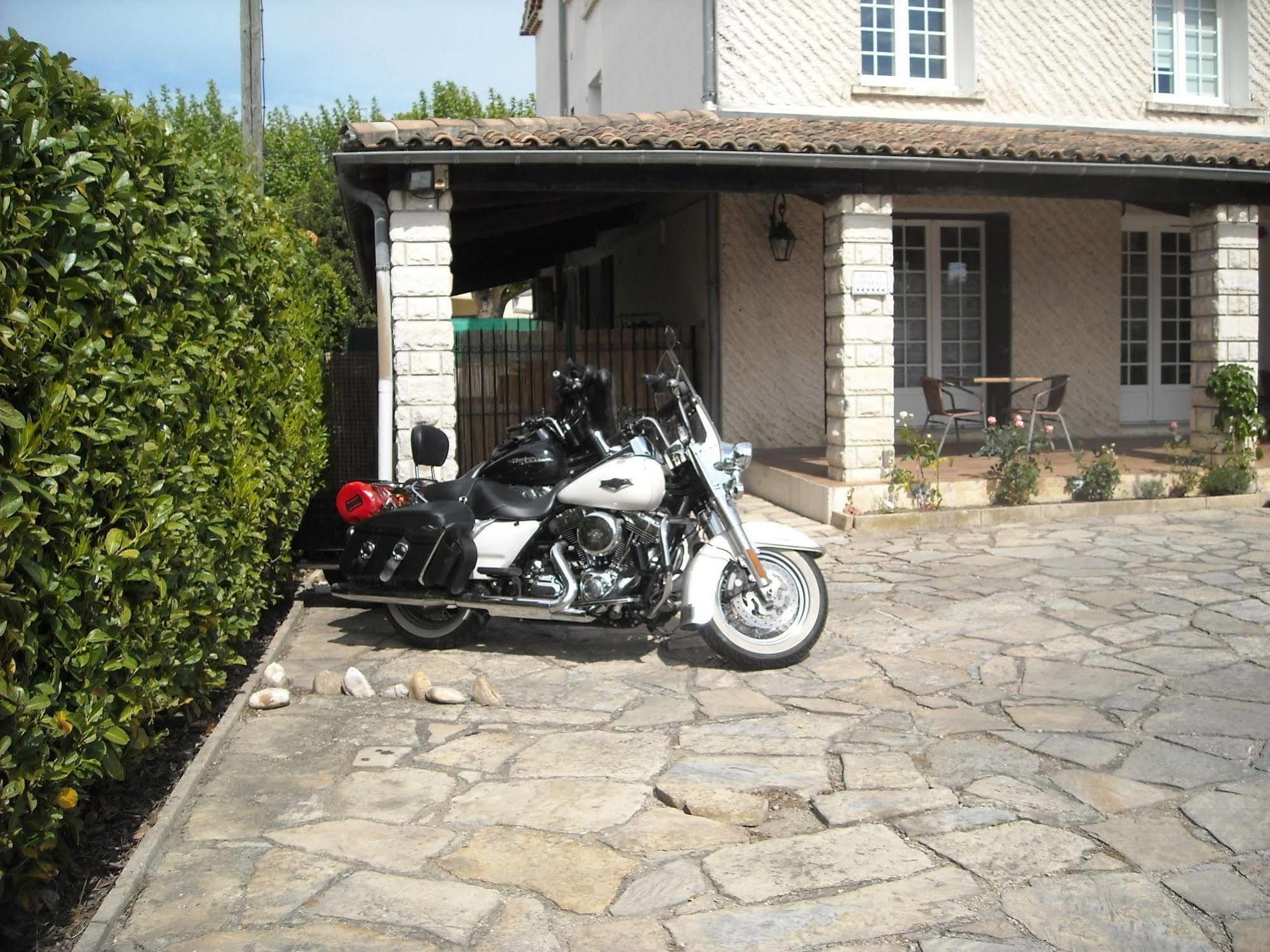 Hotel Ecusson Saint-Hilaire-de-Brethmas Exterior photo